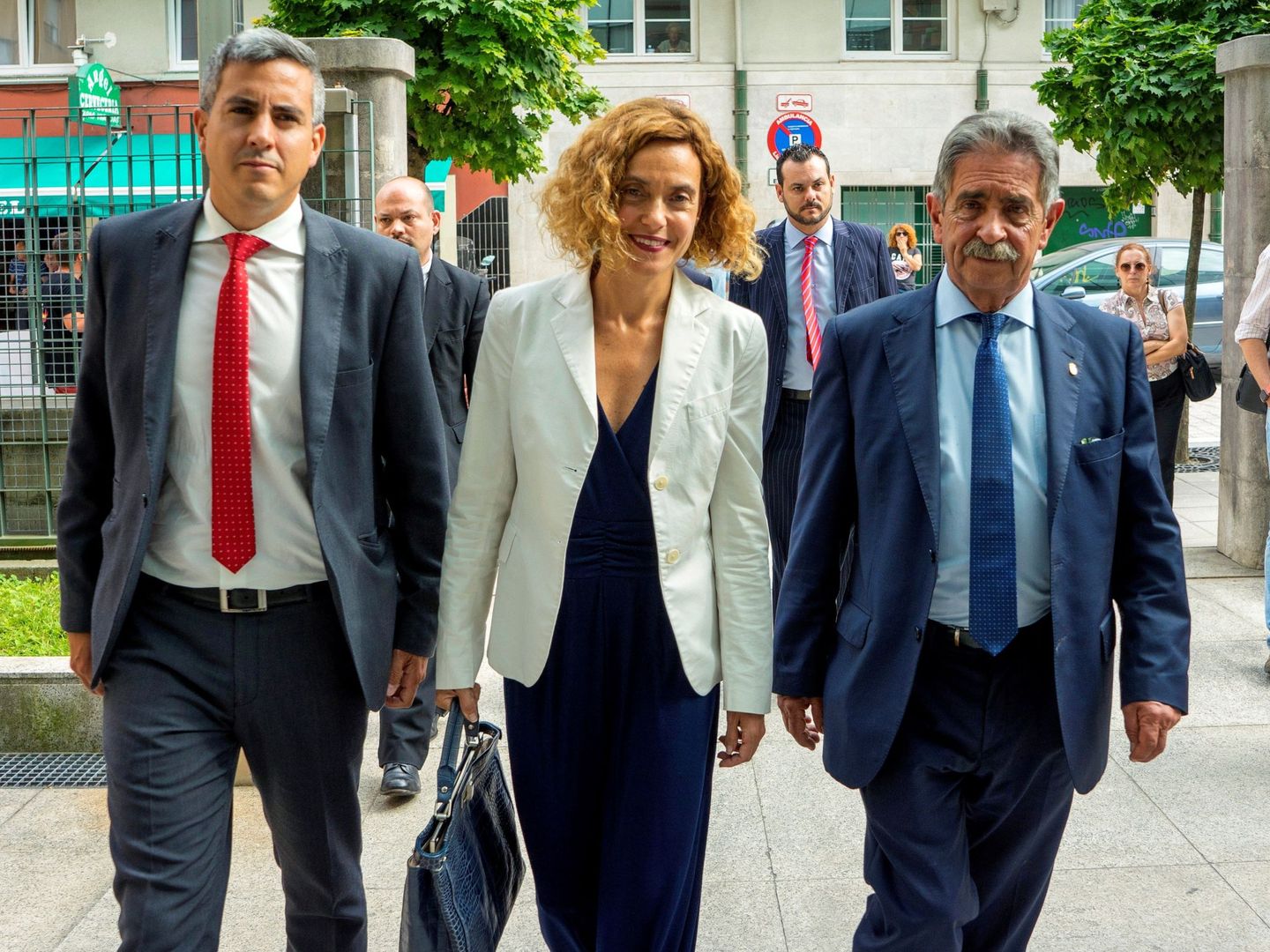 Pablo Zuloaga (i), Revilla (d) y la entonces ministra Meritxell Batet, en julio de 2018 en Santander. (EFE)