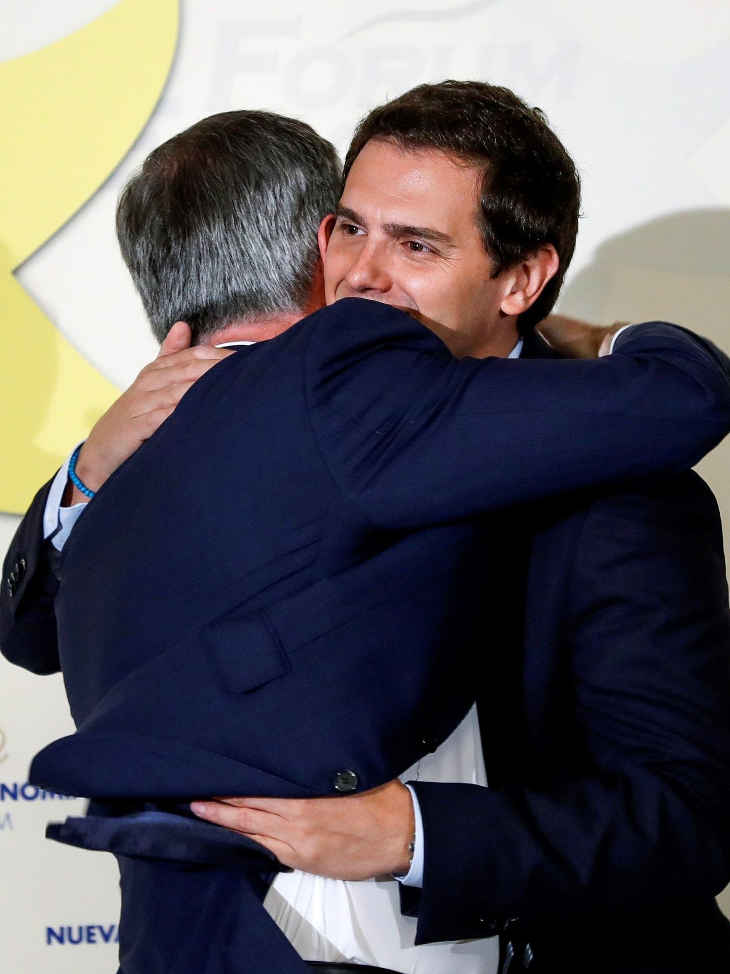 Villegas se abraza a Rivera en una imagen de archivo. (EFE)