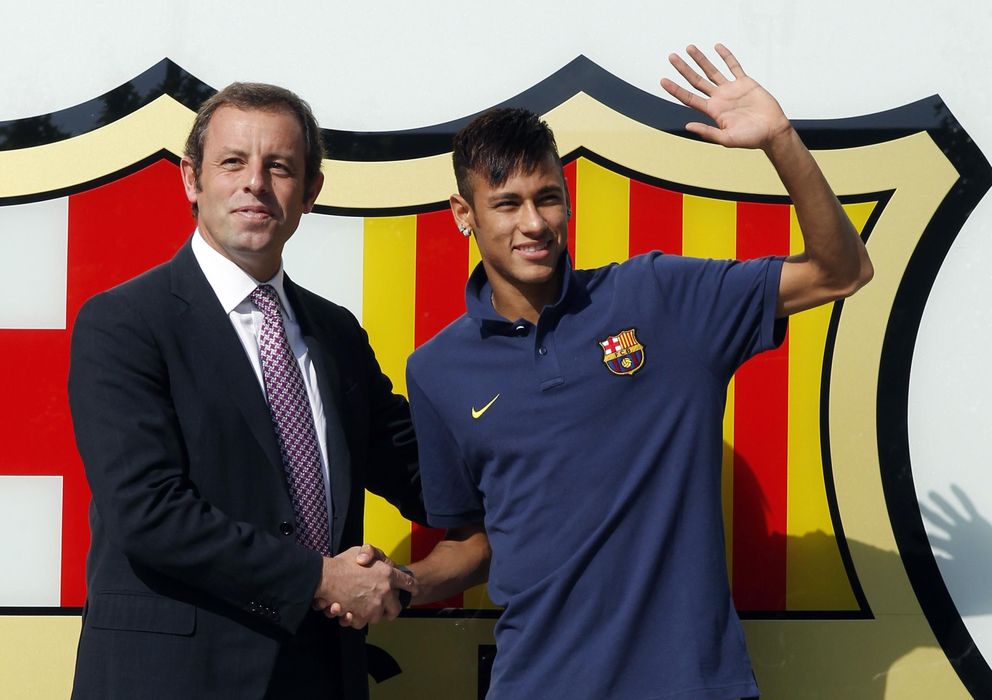 Foto: Neymar posa junto a Rosell el día de su presentación (EFE)
