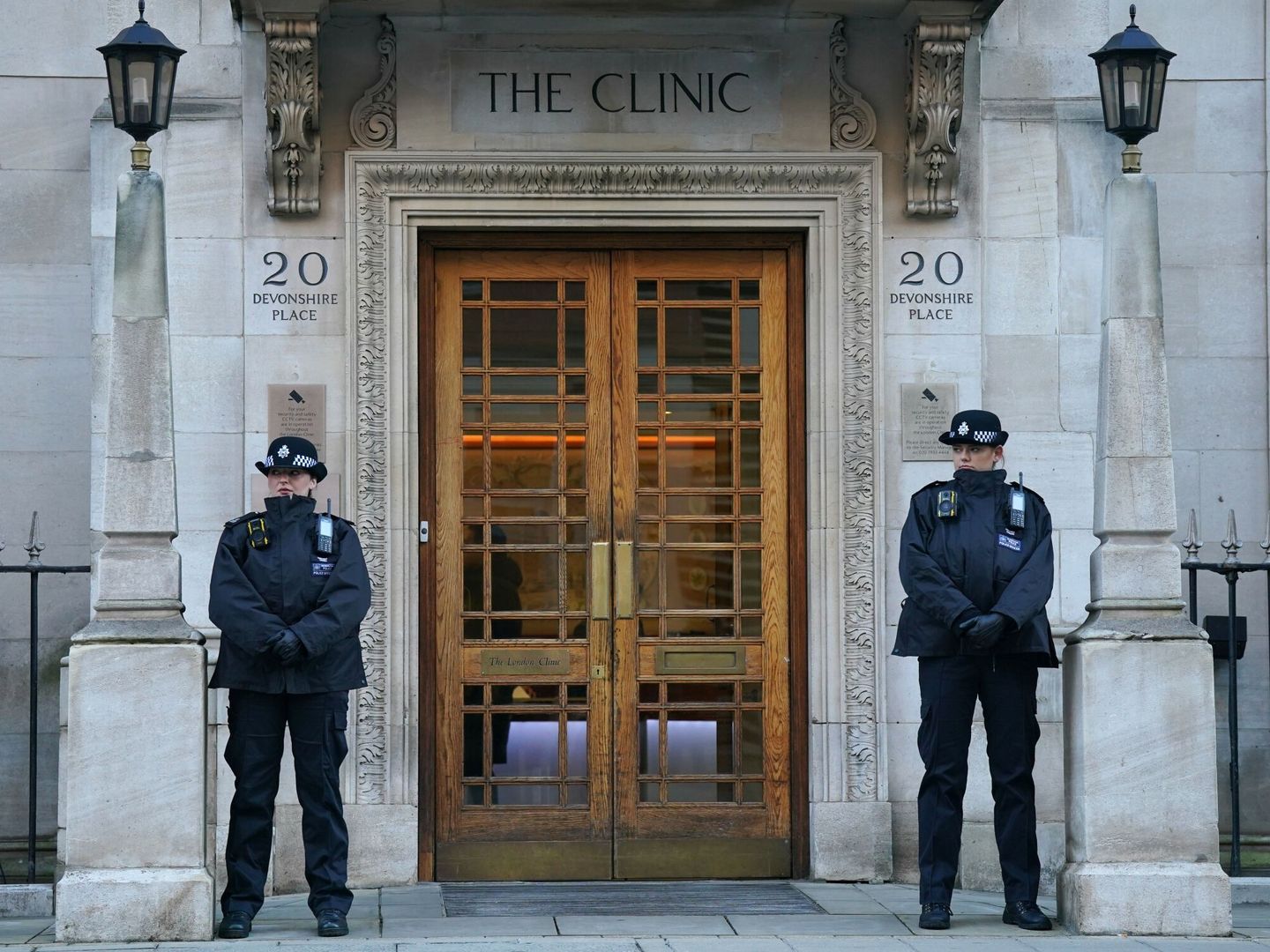 Policías montan guardia frente al hospital de Kate Middleton. (Europa Press)