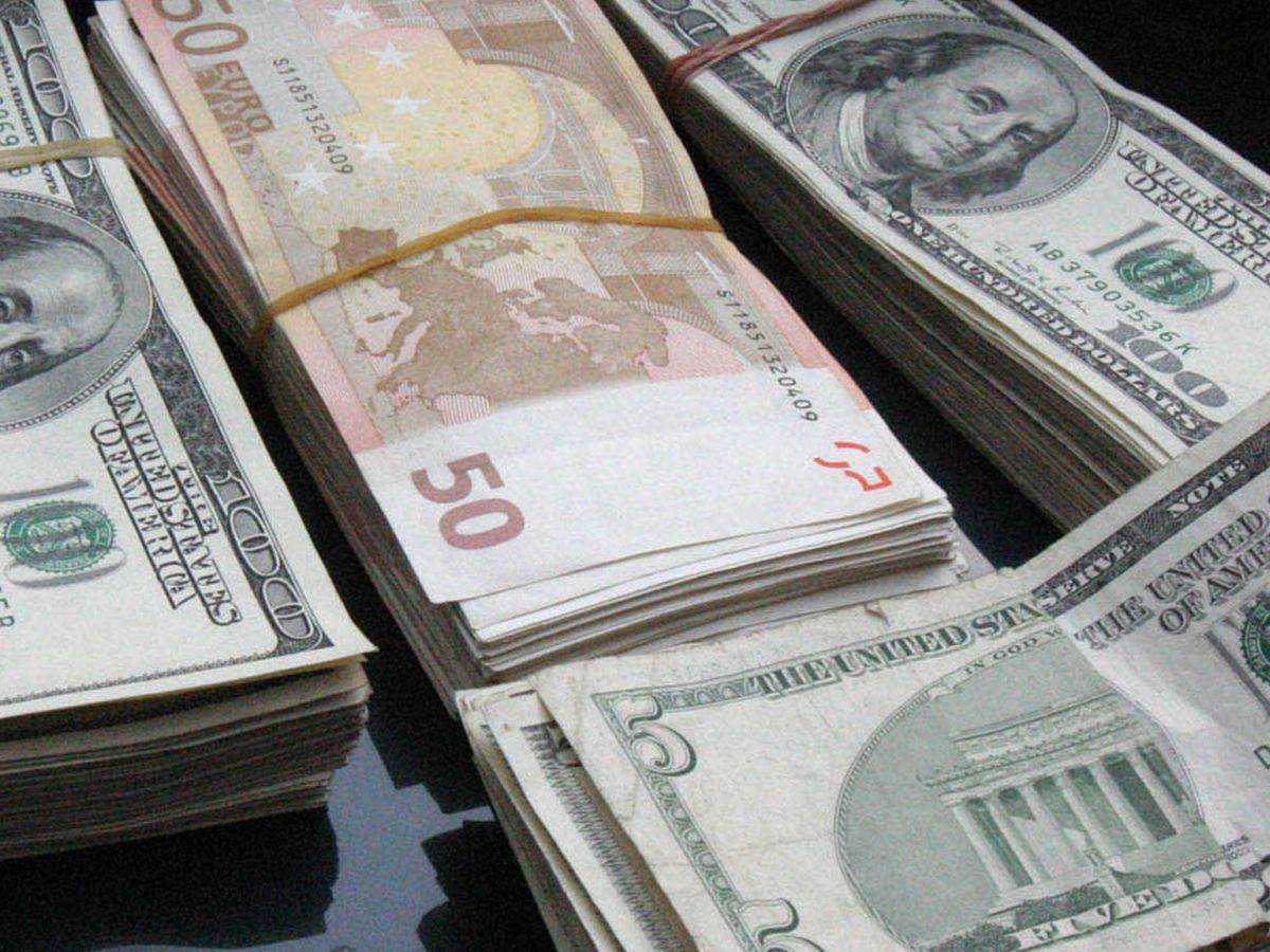 Foto: Billetes de dólares estadounidenses y euros. (EFE/Sáshenka Gutiérrez)
