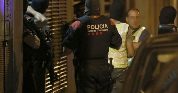 Foto: Agentes delGrupo Especial de Intervención de los Mossos d'Esquadra, durante el registro a una vivienda en Vilafranca del Penedés. (Efe) 