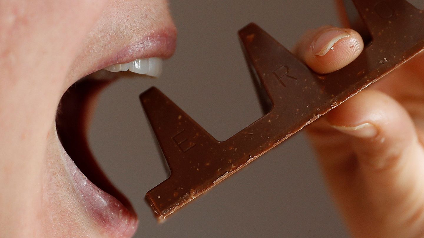 Tomar pequeñas porciones de chocolate a diario es beneficioso para la salud (Reuters/Darren Staples)