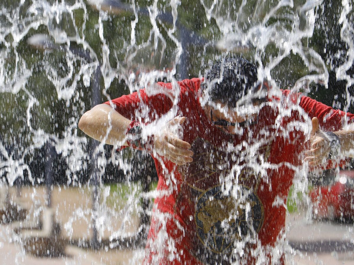 Foto: Un hombre se refresca en una fuente pública. (EFE/Salas)