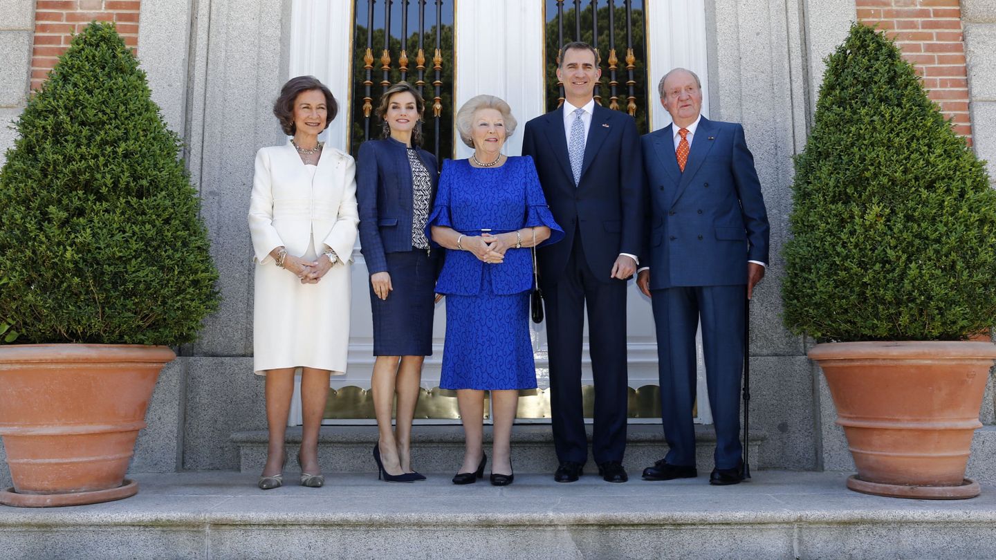 Los Reyes y los entonces Príncipes de Asturias, con la entonces reina Beatriz en Zarzuela. (EFE)