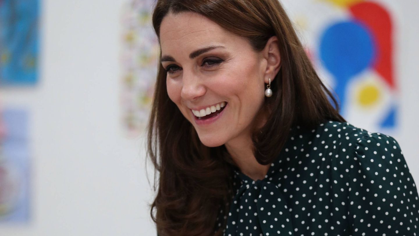LONDON, ENGLAND - DECEMBER 11: Catherine, Duchess of Cambridge takes part in an arts and craft session, during their visit to Evelina London Children's Hospital on December 11, 2018 in London, England.  Evelina London, which is part of Guy's and St Thomas' NHS Foundation Trust, is preparing to mark its 150th anniversary in 2019. (Photo by Yui Mok - WPA Pool/Getty Images)