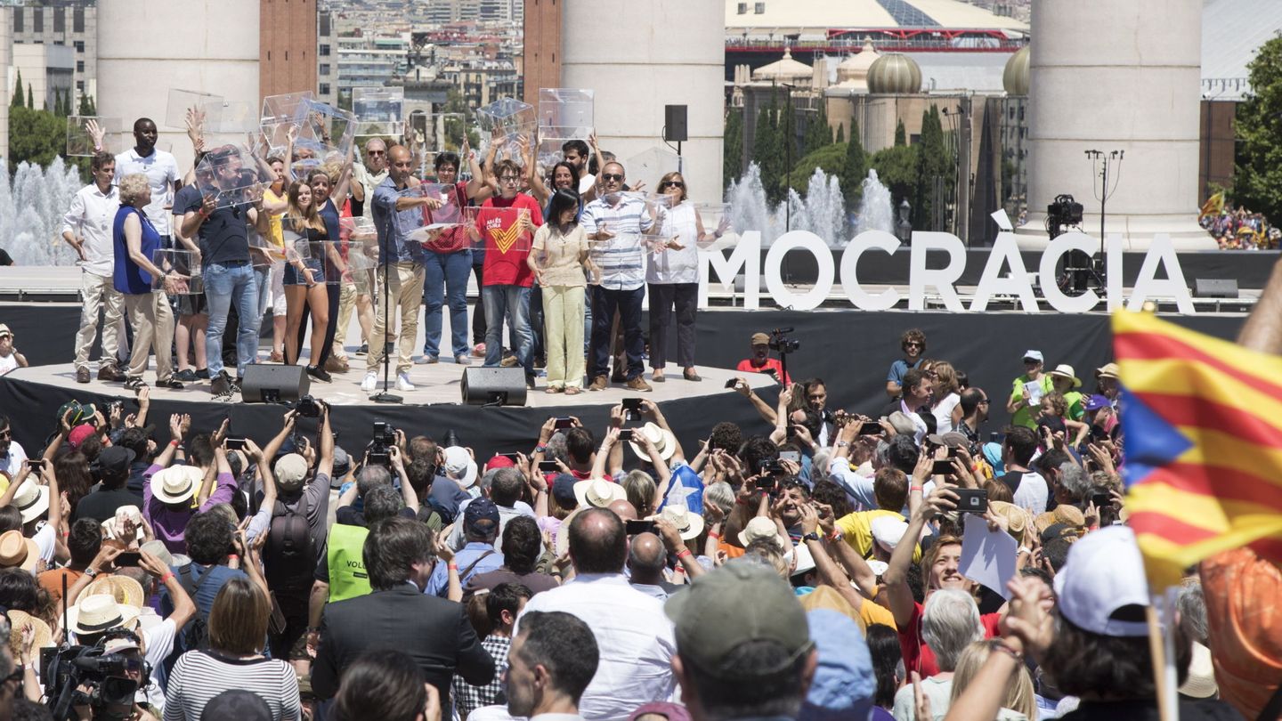 El exentrenador del Barça Pep Guardiola leyó un manifiesto en favor del referéndum. (EFE)