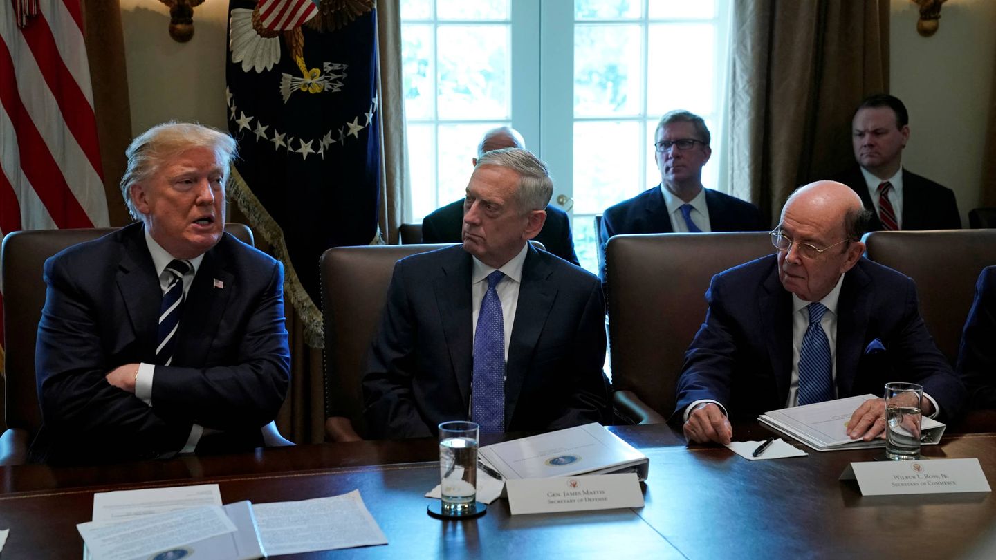 Wilbur Ross, junto a Trump y James Mattis, durante una reunión en la Casa Blanca. (Reuters)