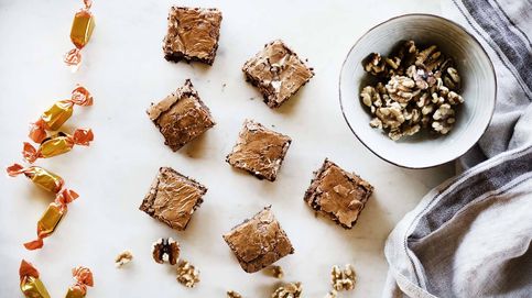 Brownie de chocolate, tofe y nueces: pastelitos de caramelo y frutos secos