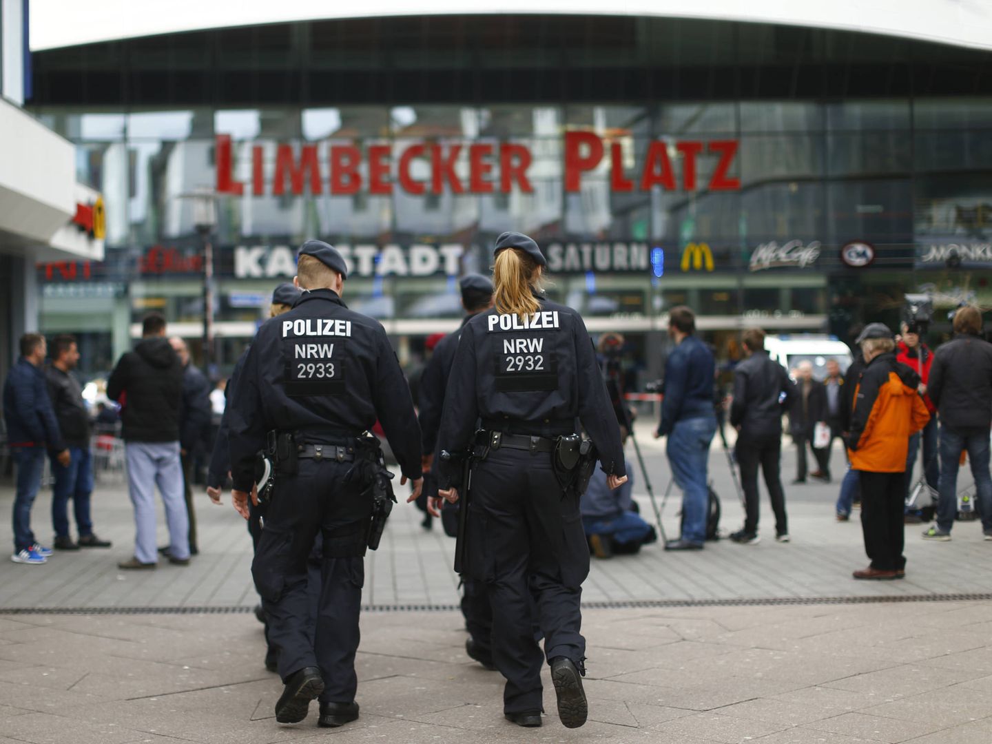 Agentes de policía caminan hacia Limbecker Platz, en Essen, Alemania. (Reuters)