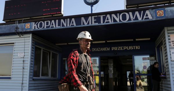 Foto: Un minero sale de la mina de carbón JSW, en Jastrzebie Zdroj, Polonia. (Reuters)