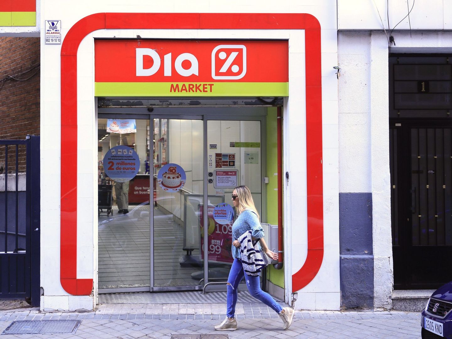 Vista de la entrada de un supermercado de la cadena DIA en Madrid. (EFE)