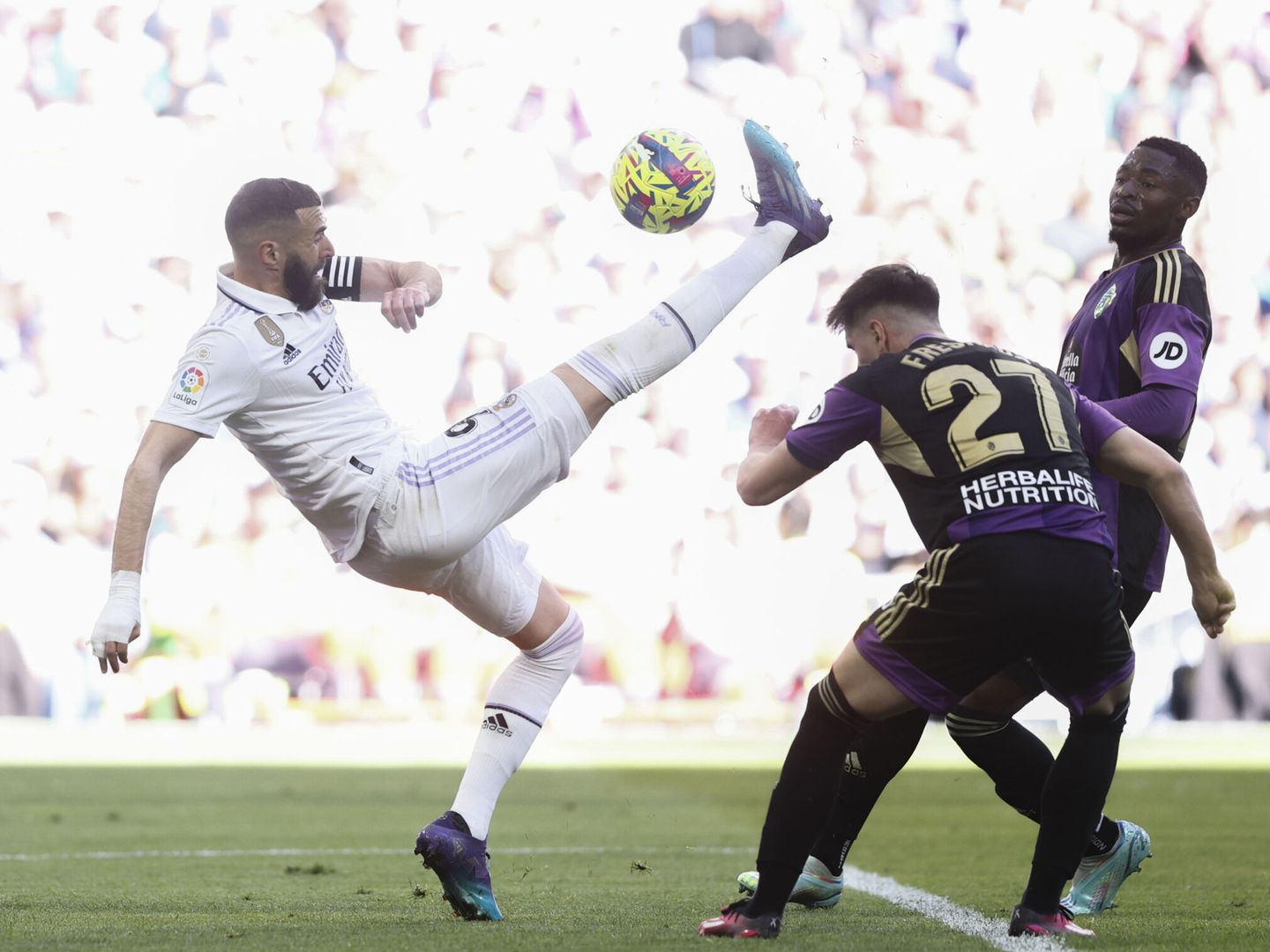 Benzema remata de semichilena para hacer su tercer gol. (EFE/Luis Díaz)