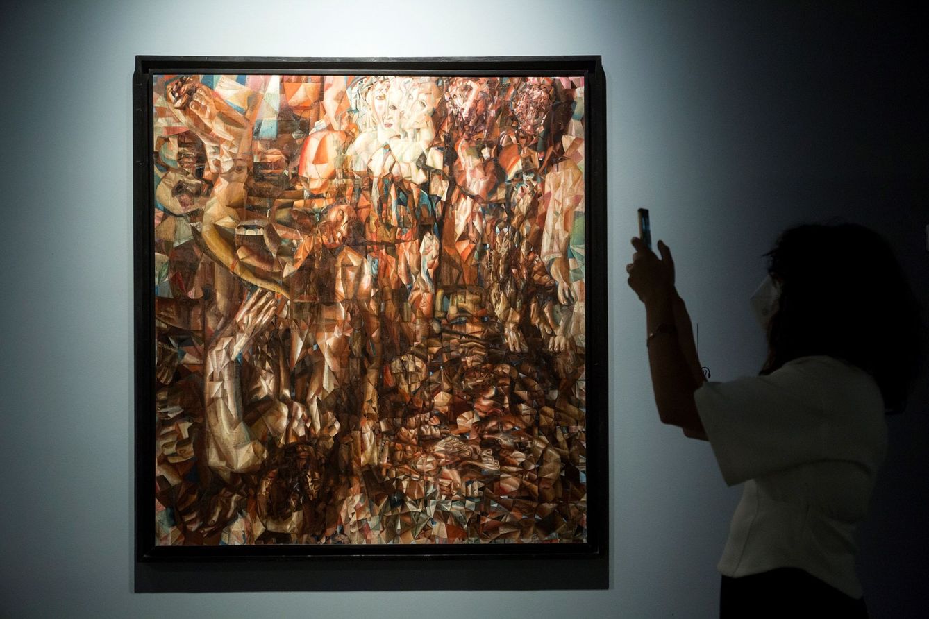 Una persona observa la obra 'La guerra alemana' del pintor Pável Filónov. (EFE/Daniel Pérez)