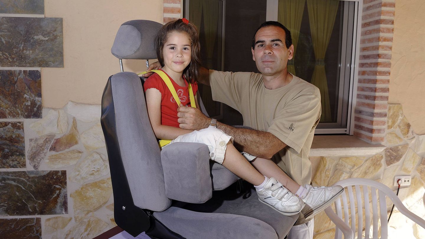 Juan Manuel Rodrigo inventó un asiento 'cinco en uno' adaptado tanto para bebés como para niños (EFE/NACHO GALLEGO)