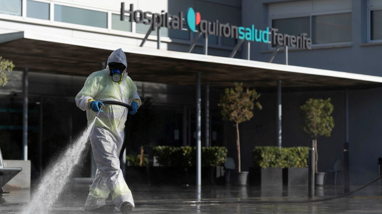 Foto: Labores de desinfección en los alrededores del hospital Quirón de Santa Cruz de Tenerife. Foto: EFE Miguel Barreto