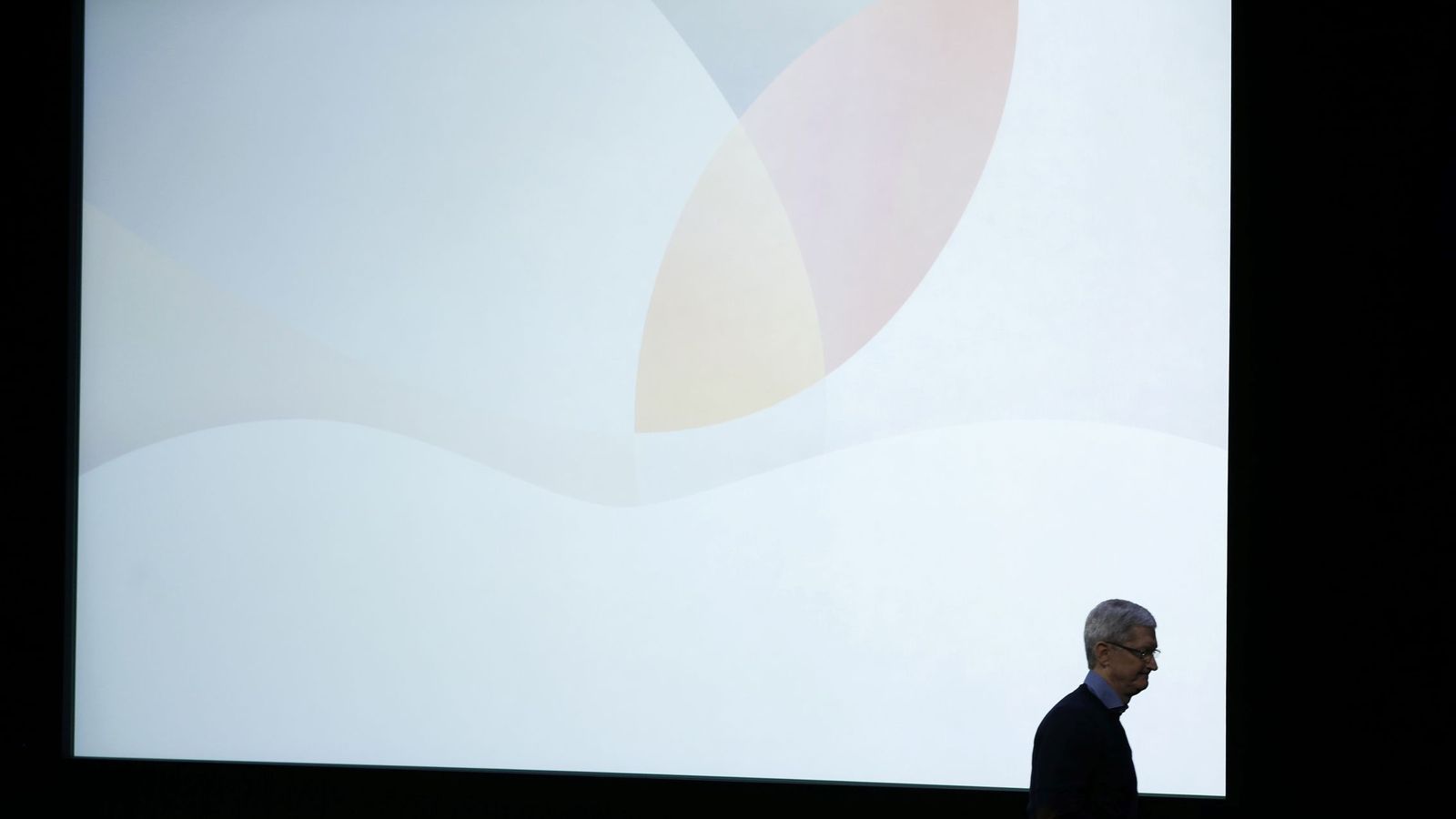Foto: El CEO de Apple, Tim Cook, abandona el escenario tras una presentación (Reuters)