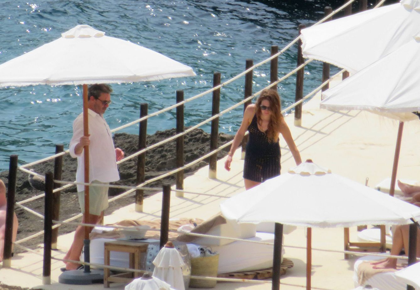 Jon Hamm coloca una sombrilla en Mallorca, con Anna Osceola. (V.S.)