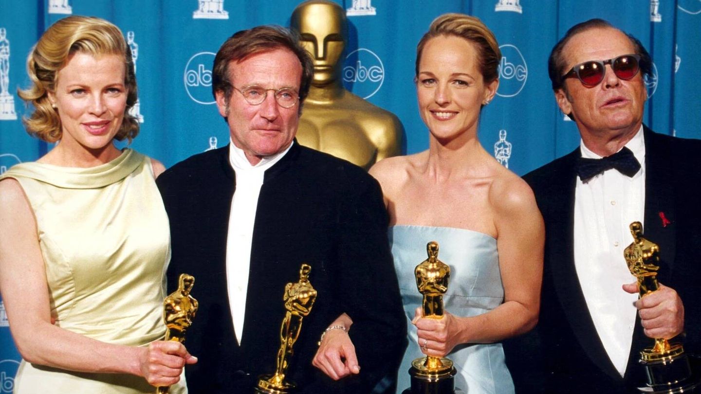 Kim Basinger, con su Oscar, junto a Robin Williams, Helen Hunt y Jack Nicholson. (Cordon Press)