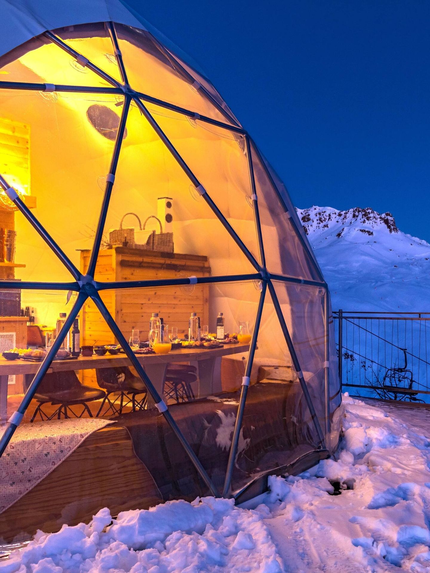 La ventana panorámica de los iglús de Las Mugas crea la sensación de alojarse directamente en el paisaje y permite ver las estrellas desde la cama. (Cortesía)