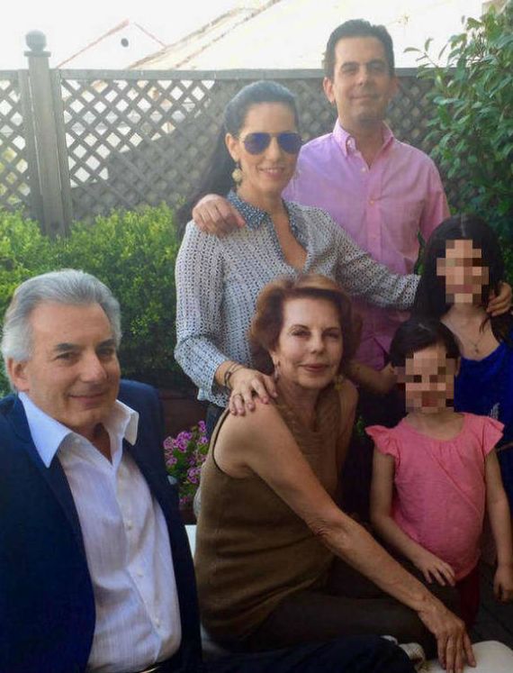 Patricia Llosa, junto a sus tres hijos.