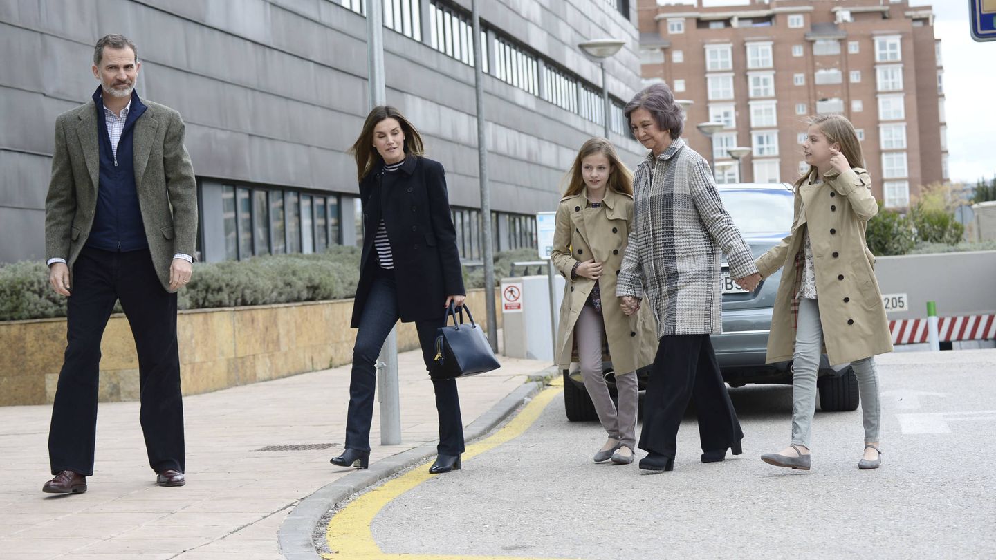 La familia real a su llegada al hospital. (Limited Pictures)