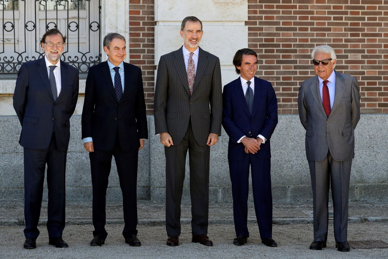 Rajoy, Zapatero, José María Aznar y Felipe González, junto al rey Felipe VI. (EFE)