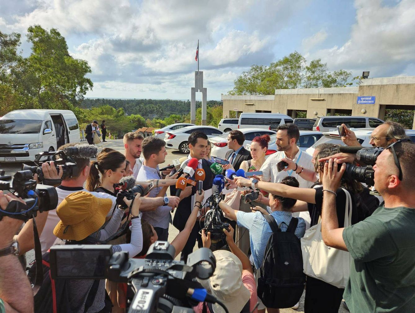 Ospina atendiendo a los medios en Tailandia. (Cedida)