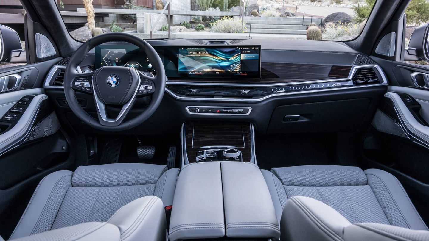 El habitáculo incorpora la nueva pantalla BMW Curved Display.