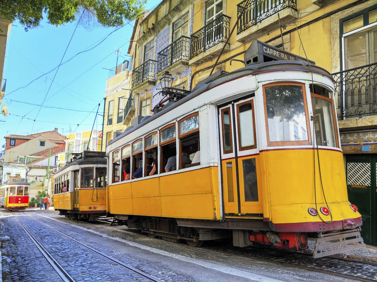 Foto: Tranvías en las calles de Lisboa (iStock)