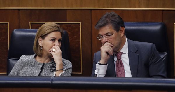 Foto: Los ministros de Defensa, María Dolores de Cospedal y Justicia, Rafael Catalá, durante la sesión de control al Gobierno. (EFE)