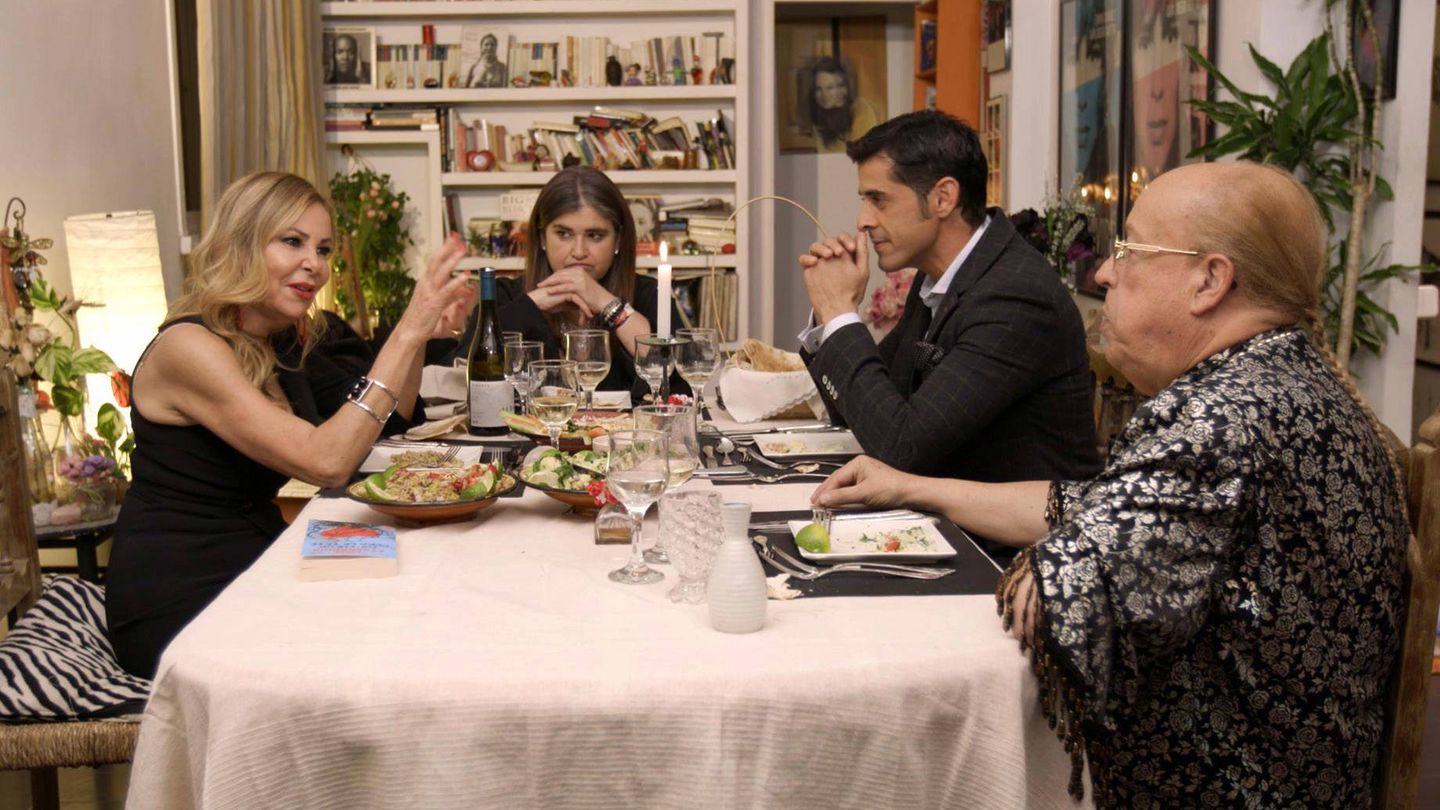Ana Obregón, Lucía Etxebarria, Víctor Janeiro y Rappel, protagonistas de 'Ven a cenar conmigo: Gourmet Edition'. (Mediaset)