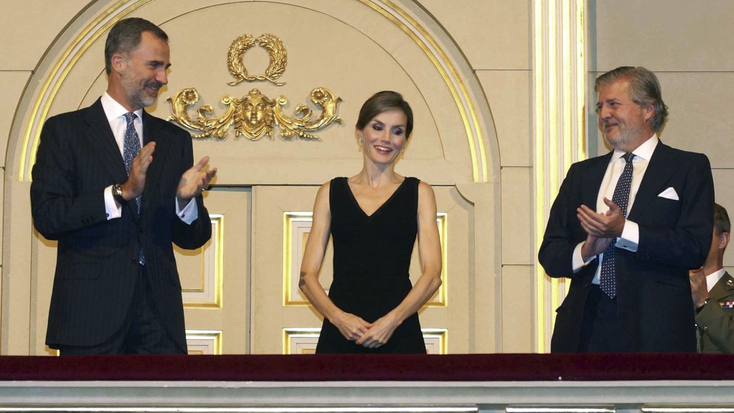 Tocan el 'Cumpleaños feliz' a la reina Letizia en el Teatro Real. (EFE/Javier del Real)