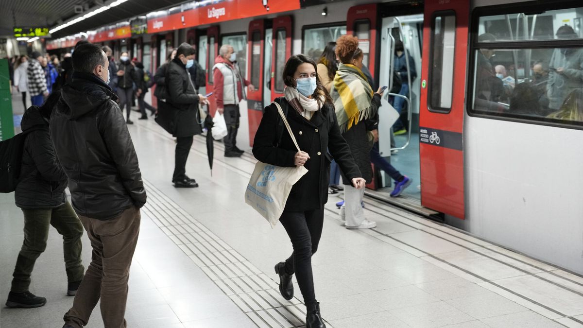 La campaña de revisores que agita el debate sobre el metro de Barcelona: "No sé si merece la pena"