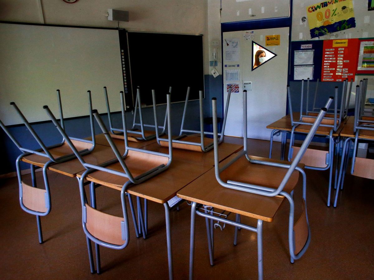 Foto: Vista de un aula vacía de la Escola l'Estel, de Barcelona. (EFE) 