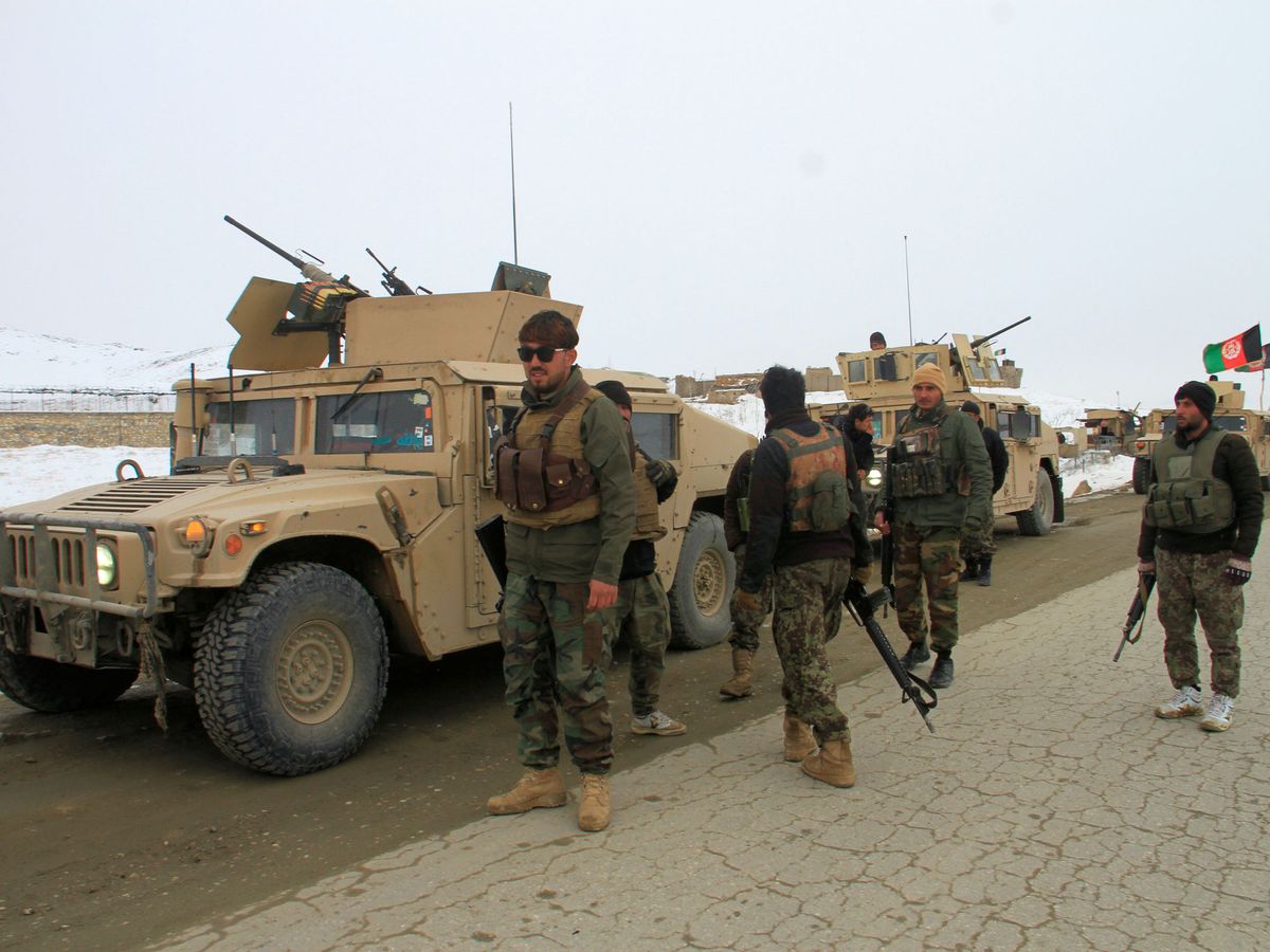 Foto: La armada afgana se adentra en la zona talibán de Ghazni tras el accidente aéreo. (Reuters)
