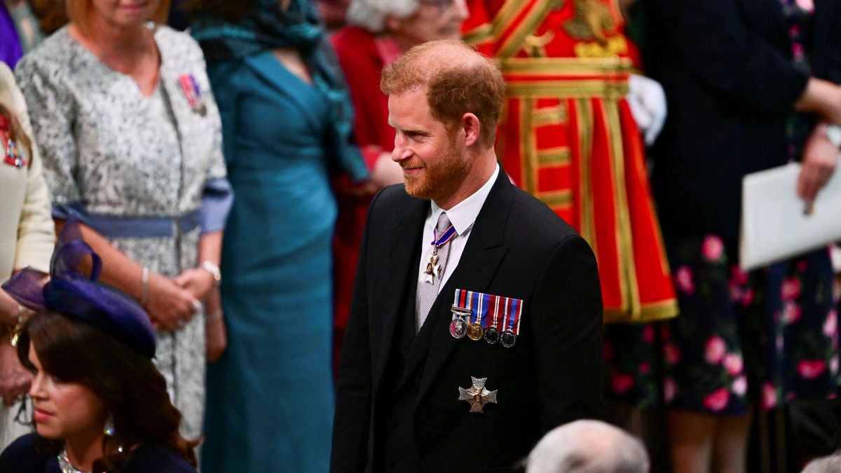 El significado del lenguaje corporal del príncipe Harry en la coronación: análisis de sus miradas y gestos