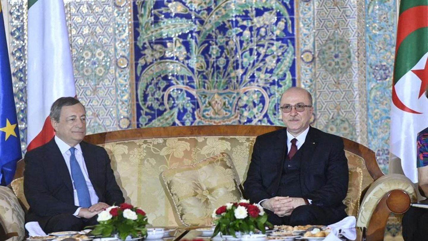 El primer ministro italiano, Mario Draghi, con el presidente de Argelia, Abdelmadjid Tebboune, este verano. (Reuters)