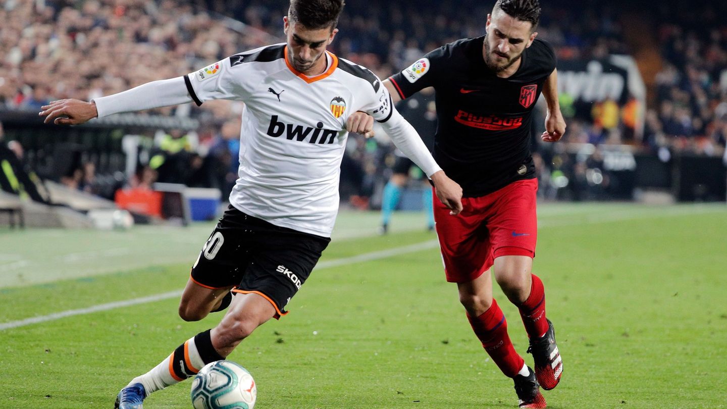 Ferrán Torres se va de Koke en un partido entre el Valencia y el Atleti. (Efe)