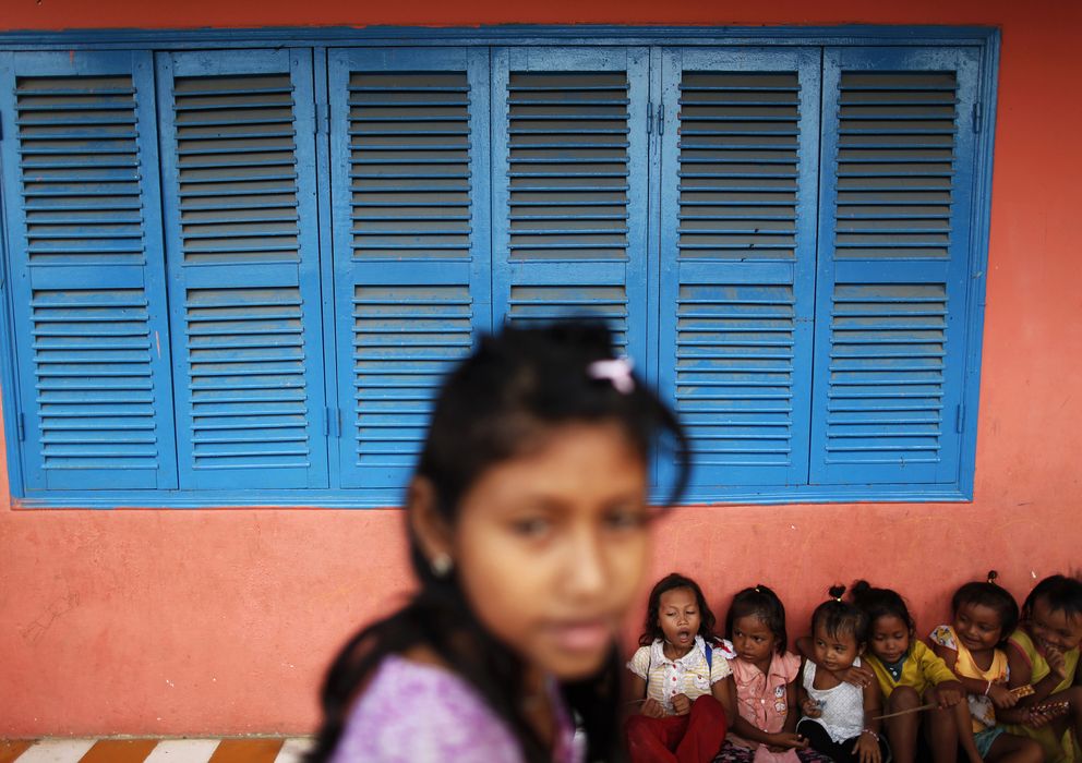 Foto: Niños camboyanos esperan la llegada de ayuda humanitaria en las afueras de Phnom Penh. (Reuters)