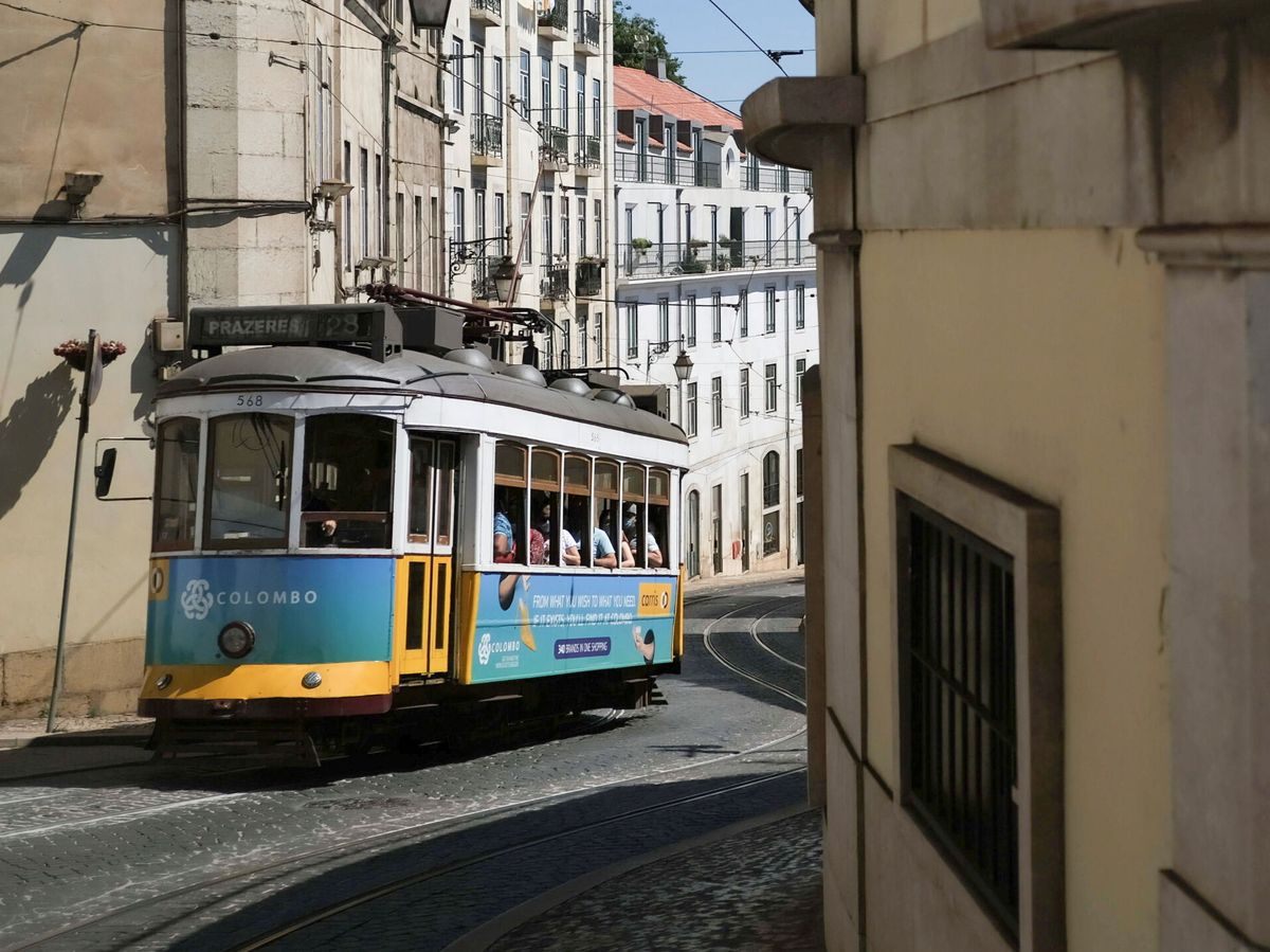 Foto: Un tranvía en Lisboa durante la pandemia del covid-19. (Reuters)