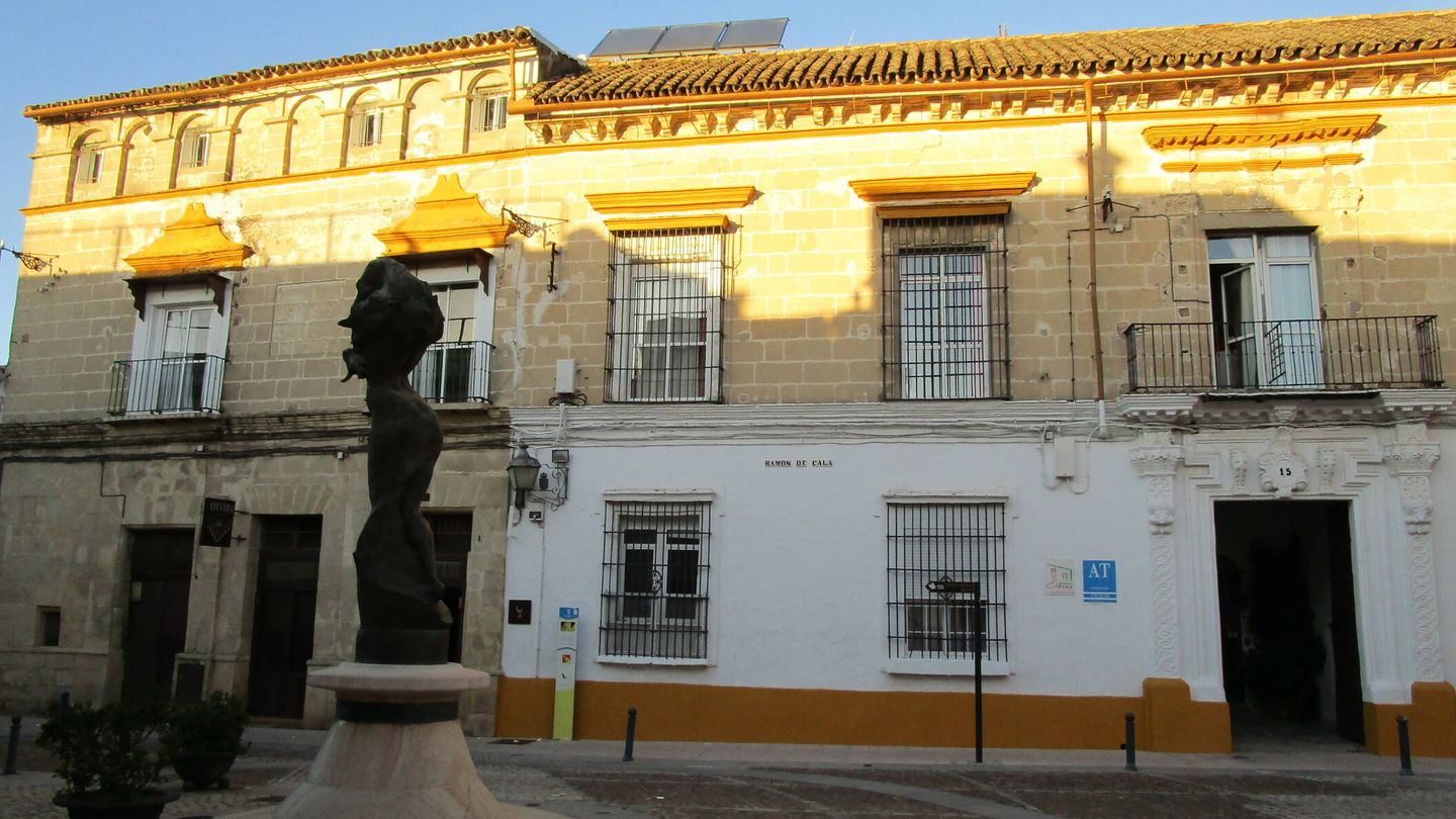 Fachada del Atuvera, en Jerez. (A. de la Gama)