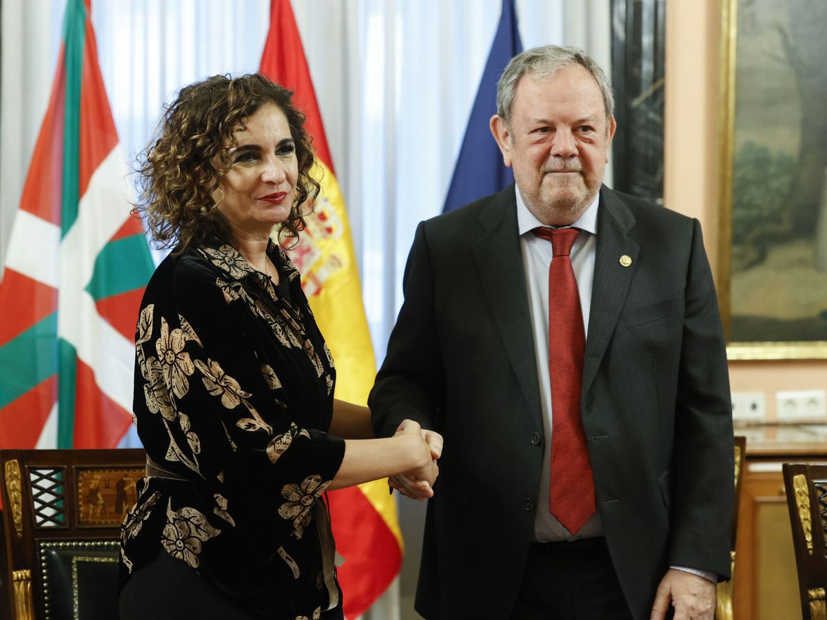 Foto: María Jesús Montero (ministra de Hacienda) y Pedro Azpiazu (consejero vasco de Hacienda). (EFE)