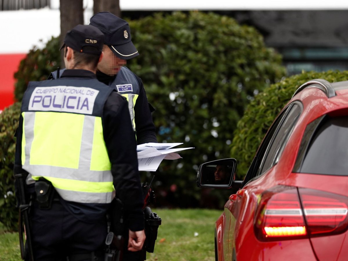 Foto: La Policía pide los papeles a un conductor en la plaza de Cibeles de Madrid (EFE)