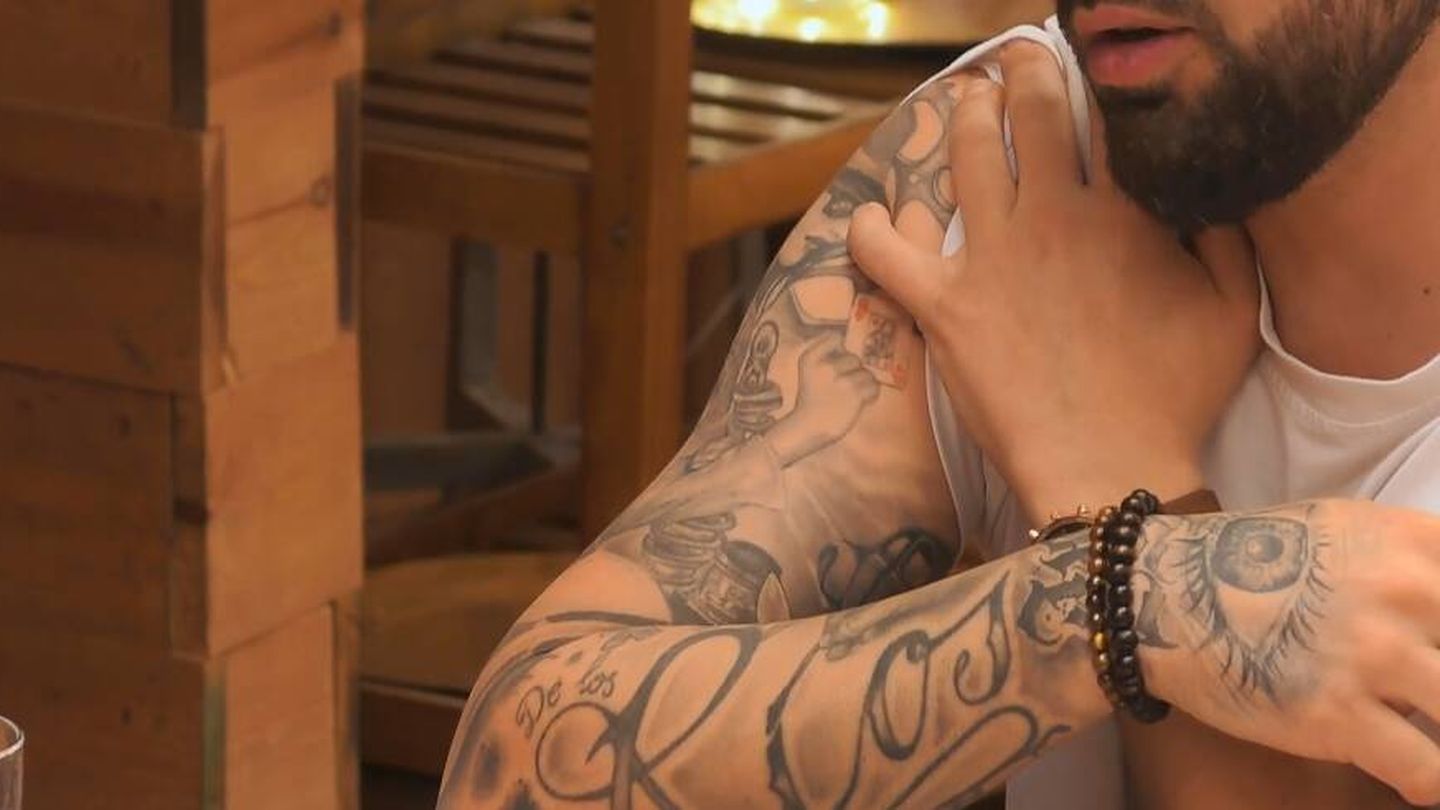 Borja mostrando sus tatuajes en 'First Dates'. (Mediaset)