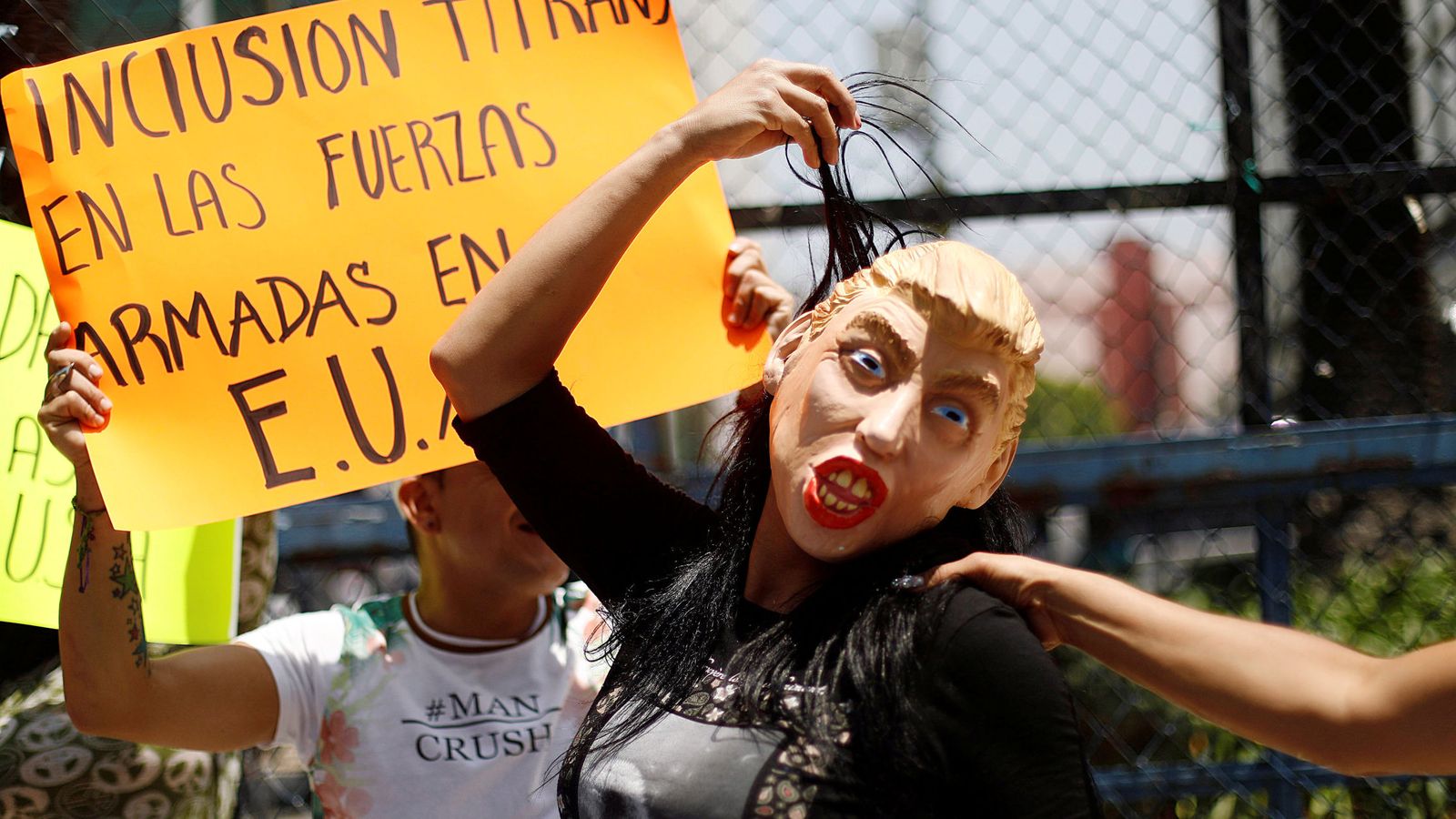 Foto: Una mujer de la comunidad LGTB con una careta de Trump en una protesta contra la prohibición de transexuales en el Ejército estadounidense (Reuters)