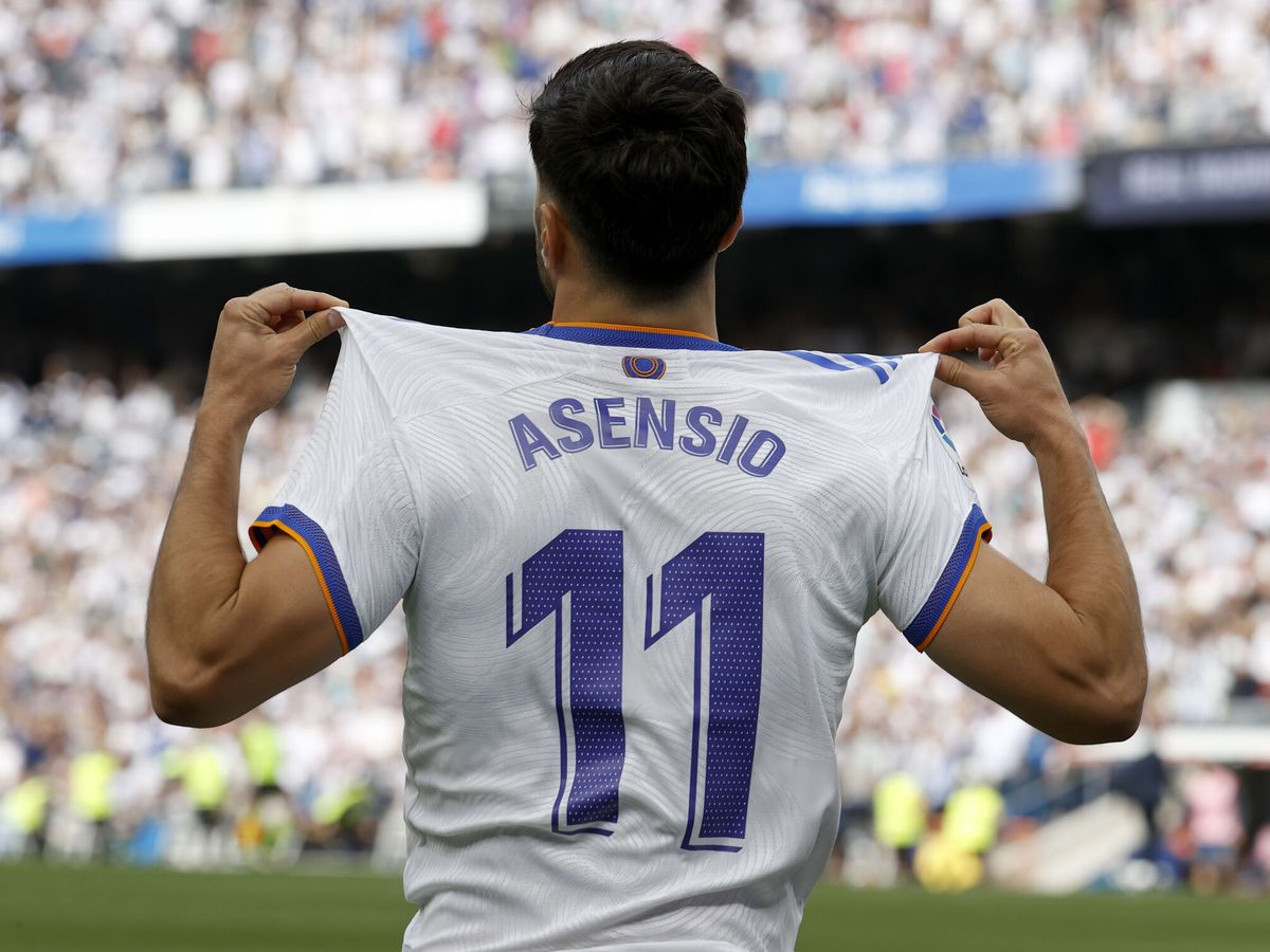 Foto: Marco Asensio celebra un gol mostrando su nombre en la camiseta. (Efe/Chema Moya)