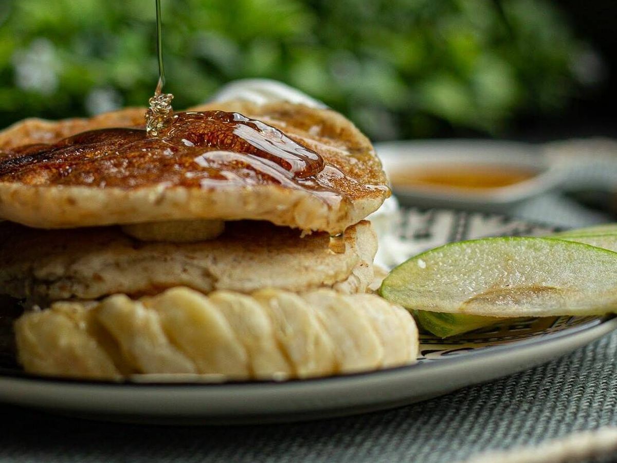 Foto: Pancakes sin lactosa y sin gluten pero con fruta y miel. (Instagram @0x100gluten)