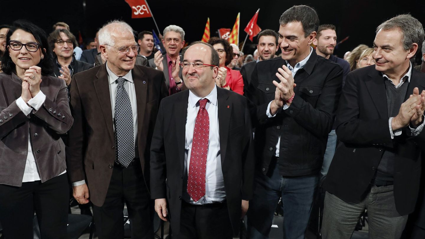 Iceta, acompañado por Pedro Sánchez, José Luis Rodríguez Zapatero, Josep Borrell y Eva Granados, este 17 de diciembre en Barcelona. (EFE)