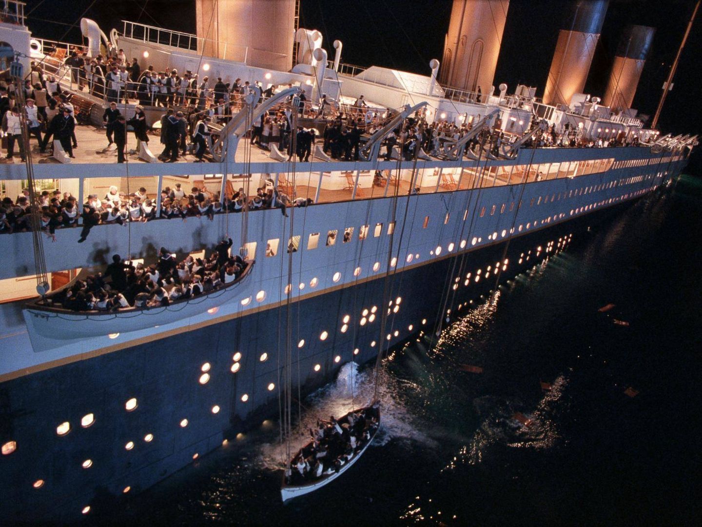 Los pasajeros abandonan el Titanic tras chocar con un iceberg.